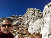 65 Salendo accanto ai contrafforti rocciosi di Cima Alben